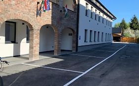 M70 Apartmanház
